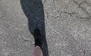 Djk31314: Andando ao ar livre com apenas meias e sapatos