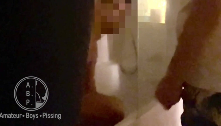 AmateurBoysPissing: Beccato a pisciare sul suo amico nella vasca da bagno