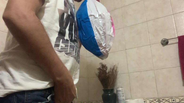Inflatable Lovers: In the bathroom with a beach ball