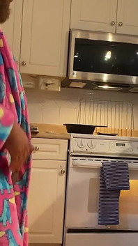 Cazzo fuori mentre il ragazzo di costanza si aggiusta il forno