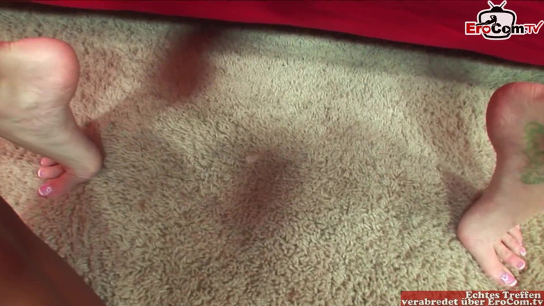 EroCom: Dünnes teen mit minititten macht amateur-pov-porno