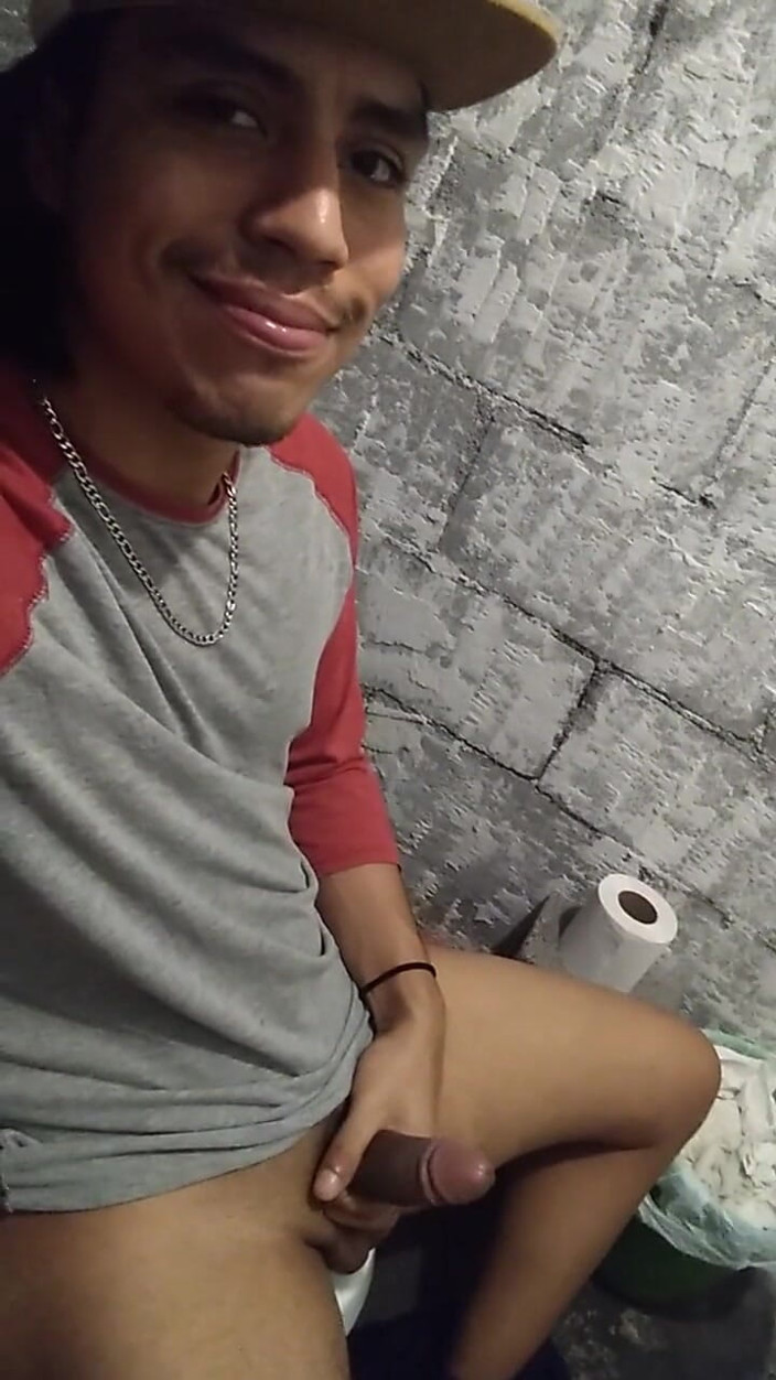 AlexAlejandro13: 나는 화장실에서 내 자지를 꺼낸다