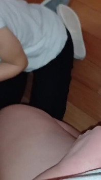 Wir haben plätze mit meiner nachbarin getauscht und meine freundin leckt ihre muschi und ich gucke zu und masturbiere