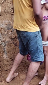 En secreto, me follé a la hermanastra traviesa desnuda al aire libre después de orinar al aire libre