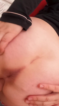 Hijastro frota su polla en el culo de la madrastra y ella le deja follarla en la cama