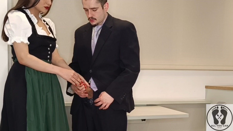 All You Can Fetish: Měla na sobě tradiční rakouský dirndl, vyhoněla ho