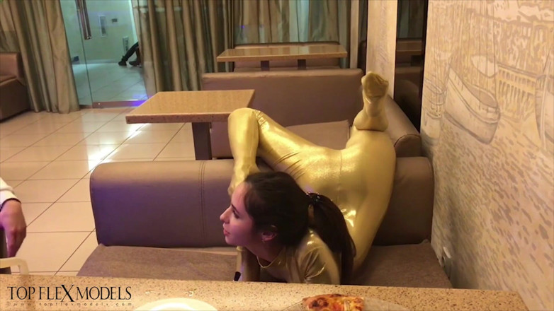Flexilady: Ruslana flexible en spandex divertido