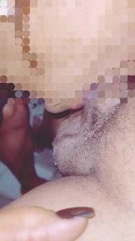 Slutty MILF suger sperma i halsen medan rörmokaren stönar cumming