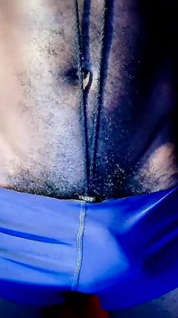 Ma bosse énorme dans mon short en lycra bleu moulant avec cockring