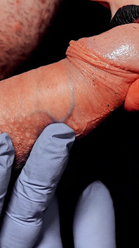 Yakın çekim - gırtlağına sıcak sperm enjekte eden oral seks