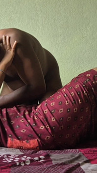 Hete sexy Indische Bhabhi in nachtelijke grote borsten gezogen en creampie neuken