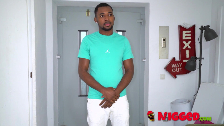 FAKings: 跨种族。巨大的黑色鸡巴打破了 Eva Fay 的处女屁股，意大利女大学生在巴塞罗那他妈的