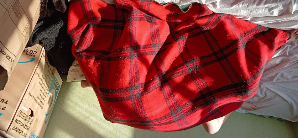 Lesbian-candys: Aku mergokin teman sekamar lesbianku lagi masturbasi mereka di balik...