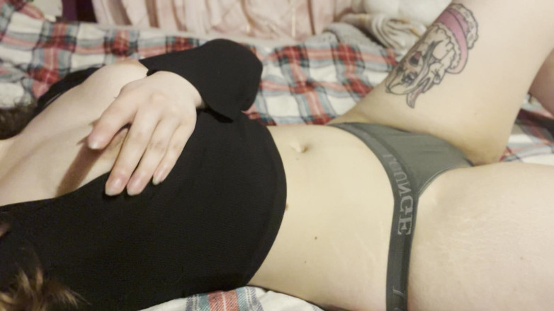 Naughty Vixen: Esfregando meu clitóris através da minha calcinha encharcada