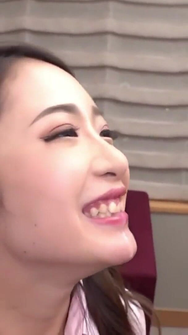 Lust lab: 穿着半脱制服的丰满美女接受奶油派挑战，旨在让你完成她的乳房 - 3