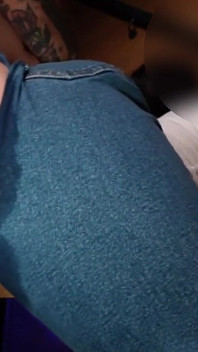 Sexy potetovaná kočka stříká při šukání