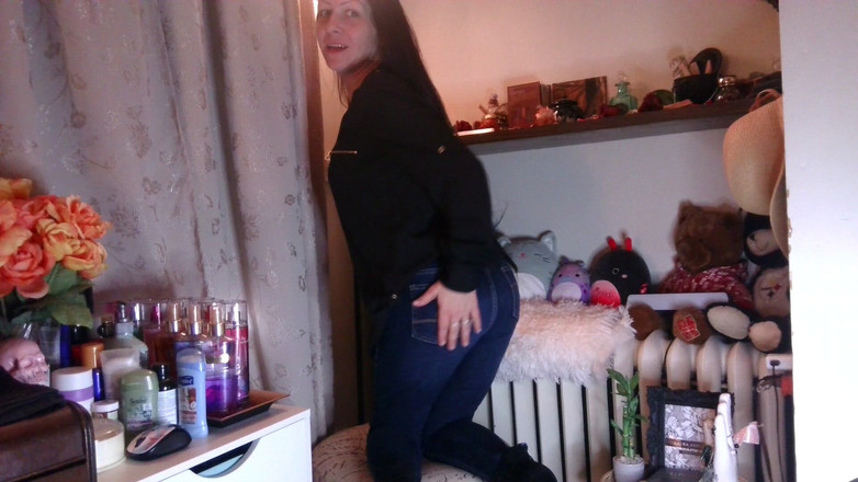 Raven Willow: Mein arsch sieht gut in jeans aus