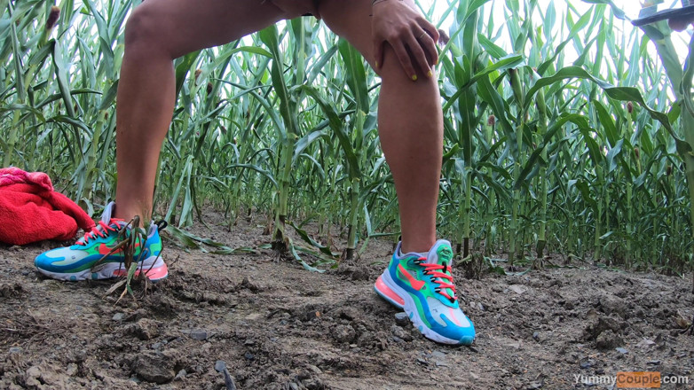 Yummy Couple: Cewek ini harus berlutut di lapangan dan crot di sepatu...