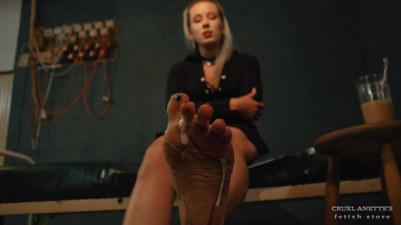 Cruel Anettes fetish world: POV - 더러운 발 청소