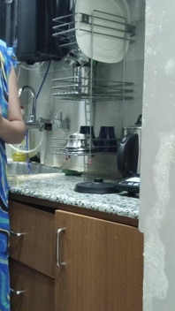 Hintli üvey anne onu sikmek için üvey oğlunun mutfağına giriyor ve izliyor