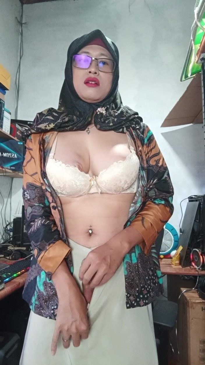 Mitha Zhe: Grandi tette hijab trans si masturba fino a quando non...