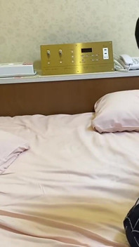令人惊叹的美女面临着一个意想不到的外遇，改变了一切，在她男朋友的眼睛面前