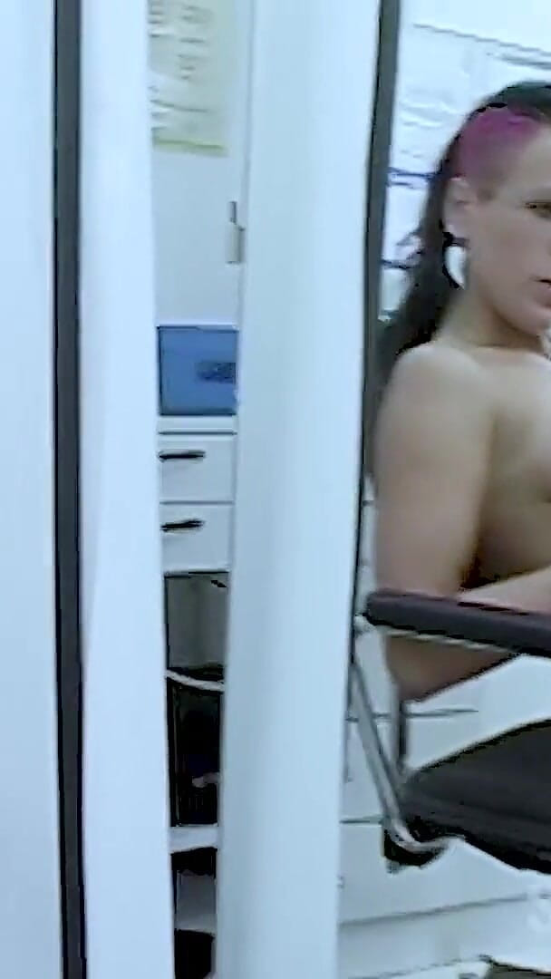 Pussy Solo at the Pee Doc (Klink by sextermedia)