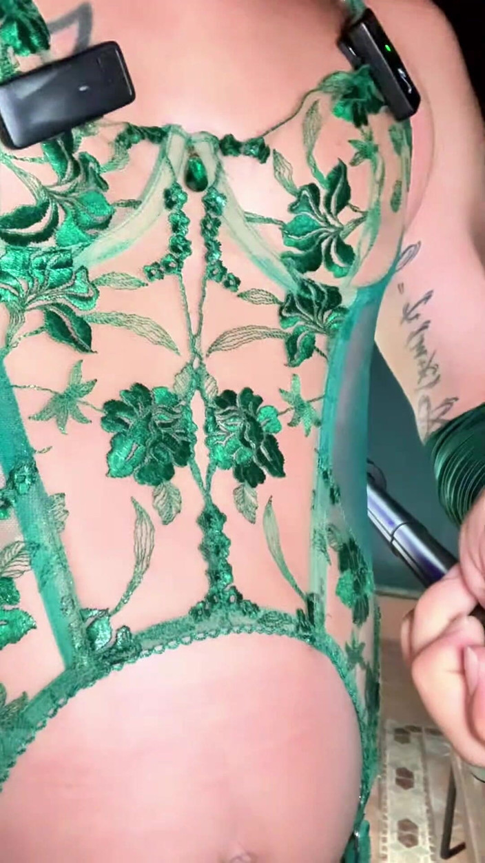 Benito414: Transsexuală transsexuală frumoasă cu lenjerie verde și anal cu vibrator