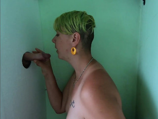 bekycarril: Schwanzlutschen durch gloryhole und schlucken