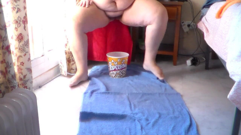 Sex hub couple: Jen is peeing into the popcorn bucket