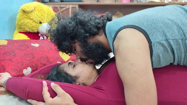 Vaishnavysharunraj: Hete Lip Lock romantiek in moderne jurk sexy hete look...