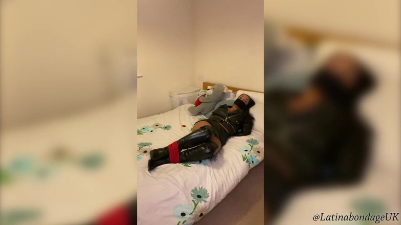Latina Fetish: Latina in Lederstiefeln und Vollleder-outfit eng gefesselt und mit Tuch...