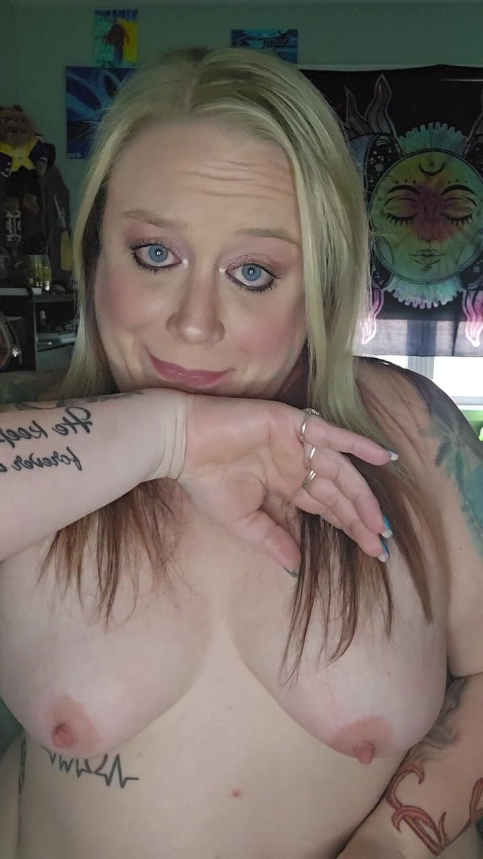 Jenn_sexxii: Sub-mama smeekt om elke centimeter van je pik in beide...