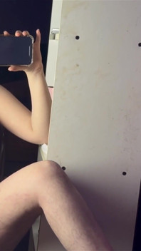 POV: 5 měsíců těhotná, masturbace před zrcadlem, lízání její chlupaté kundičky