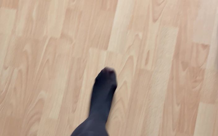 Feet: POV:黒いタイツで歩く