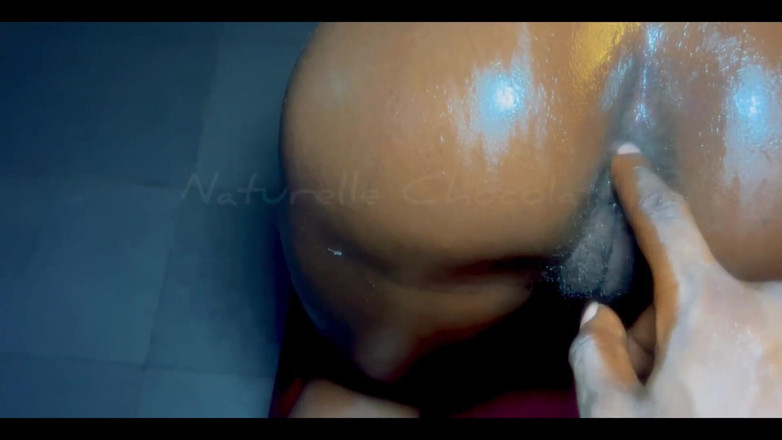 Naturelle Chocolat: I just love, když můj nevlastní otec strčí prst do...