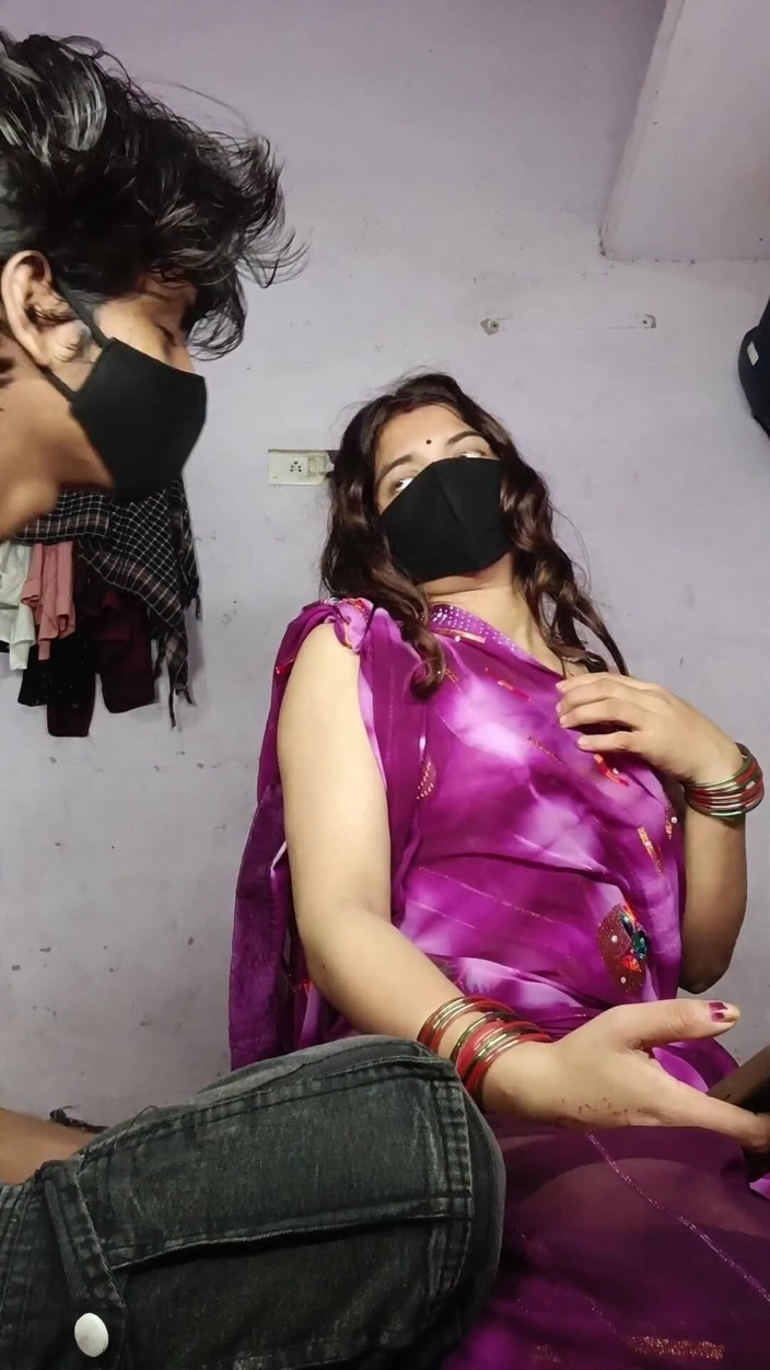 Kaambali: Desi Bhabhi Sougata palcowania