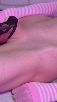 Wybrzuszenie brzucha - głębokie wstawienie dildo analnego z Chastity Cage i wytryskiem
