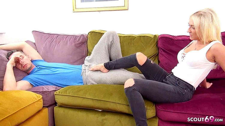 Full porn collection: Fitte stiefzus Amber Deen maakt stiefbroer wakker met een erectie...