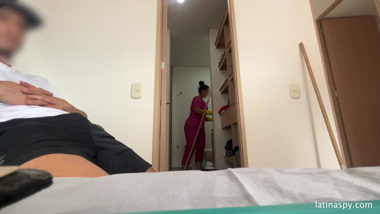 Latinaspy: Služka s obrovským zadkem čistí Apt Pak honí svého šéfa část 2