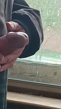 Masturbándose y corriéndose junto a la ventana en la casa de un amigo - Rockardglans