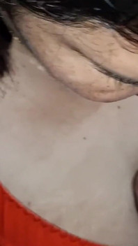 Moje nevlastní sestra mi v noci nedává jídlo. Naštval jsem se na ni a přinutil ji sát můj penis.