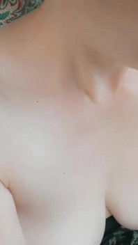 Elbiseler külotlu külotluydu ve arabamda ağzıma seksi hatun boşalıyorum. Elle muamele yabancı