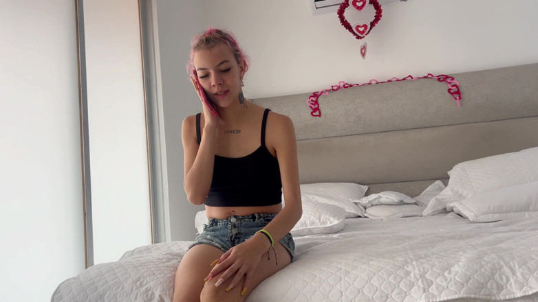 CatalinaPalvin: Saya menangkap adik tiri saya mengambil gambar dirinya dan saya...