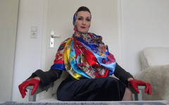 Lady Victoria Valente: 새틴 스카프 여왕의 날