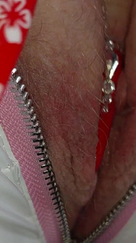 Une salope mature enfile un pantalon dans un déluge de pisse torride