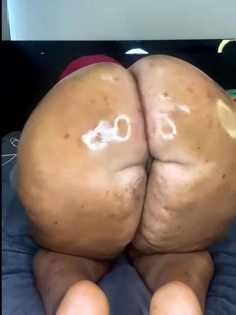 Big black clapping booties: Дрочить до надзвичайно великого, епізод 1039