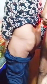 Bhabhi da sola con grandi tette a casa episodio 2