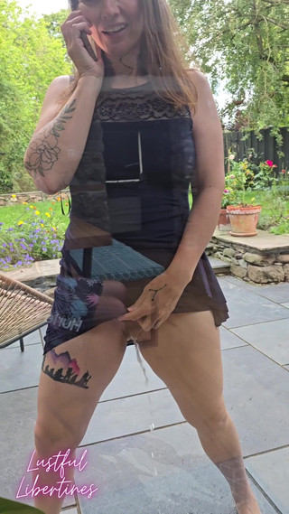 Lustful Libertines: 在我接电话时，小便绝望用偷偷摸摸的小便挑逗你