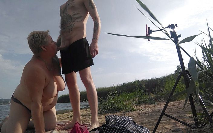Sweet July: Blowjob dan muncrat di mulut di pantai